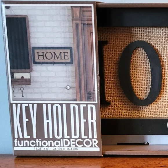 NWT-Wall-Key Holder-Black & Tan-See Pics For Details & Measurements - Picture 1 of 3
